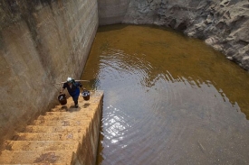 Téměř vyčerpaná nádrž v jihočínské provincii Jün-nan.